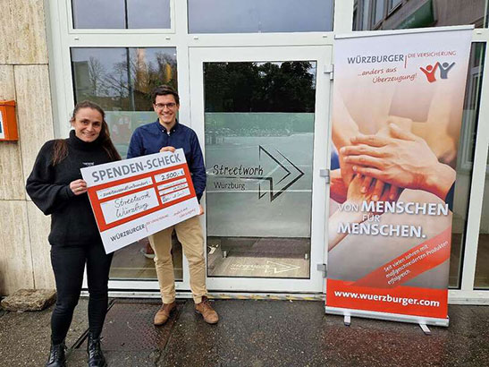 Spendenübergabe: Würzburger Versicherungs-AG unterstützt Streetwork Würzburg